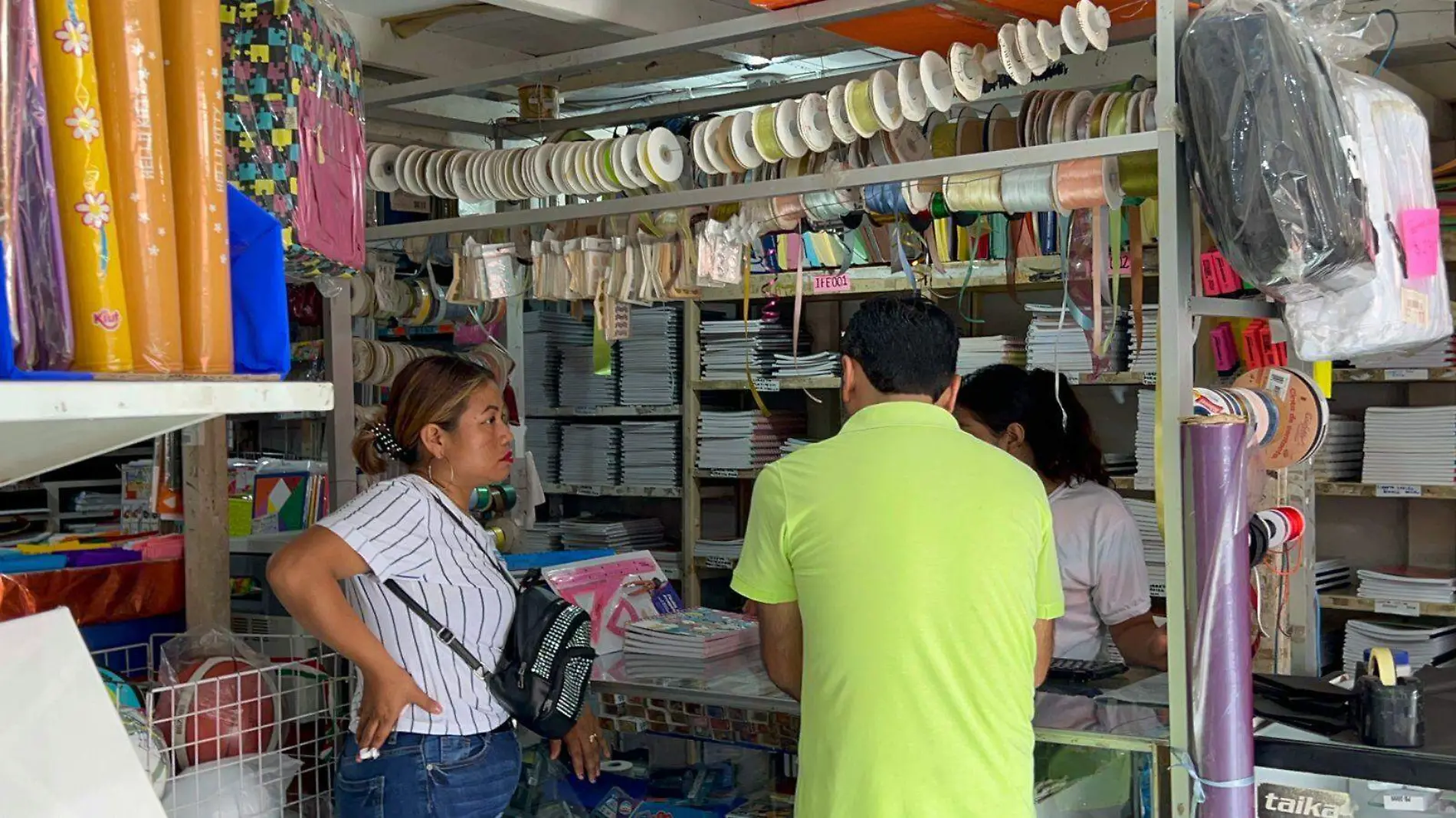 padres de familia comprando utiles escolares